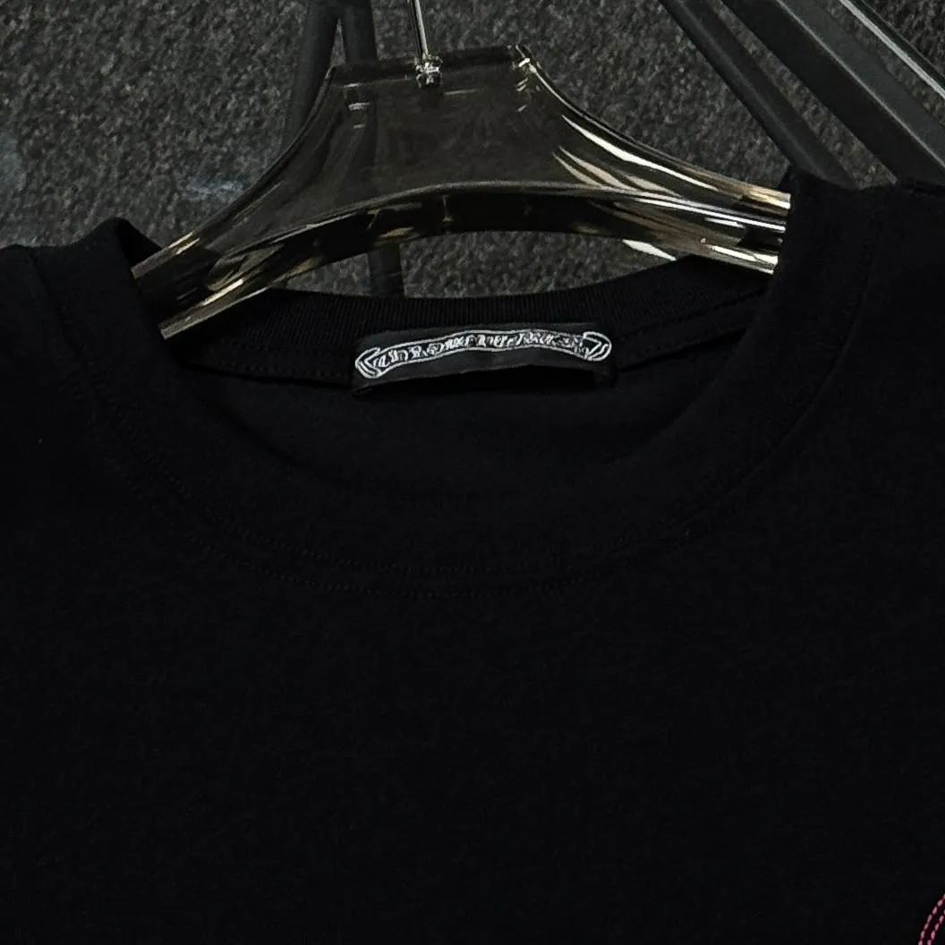 P180 Chrome Hearts 25 high-end versions. The fabric is made of 300 grams of high-density pure cotton. It does not deform or shrink. It has three labels. It is the same style for men and women. Technology: patch embroidery + original development hardware. Color: white, black. SIZE: S-XL.